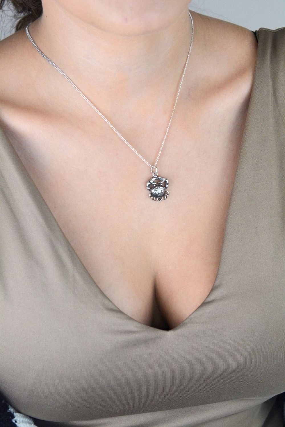 Srebrna zawieszka próba 925 w kształcie znaku zodiaku Rak, wymiary 2,0 cm x 1,7 cm, waga 1,80 g. Subtelna biżuteria z symboliką zodiaku.1.jpg